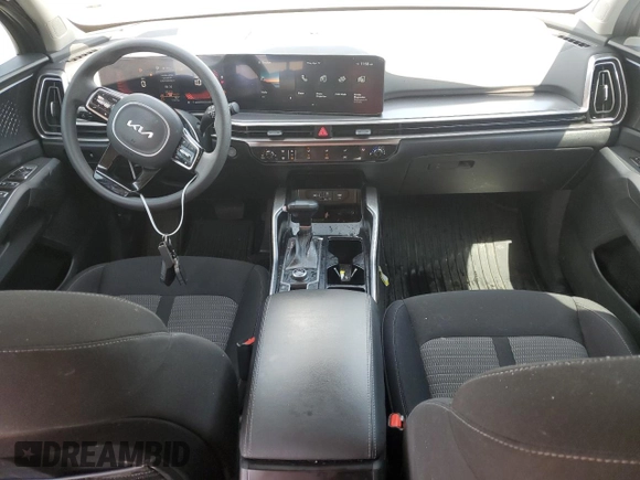 2024 Kia Sorento LX z VIN 5XYRG4JC9RG307967, wystawiony jako Copart lot #53749435 z przebiegiem 21 522 mil mil oraz Szkoda całkowita • Salvage title. Historia ofert i sprzedaży dostępna na DreamBid. Obrazek 8.