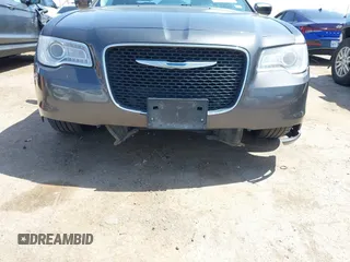2017 Chrysler 300 Limited z VIN 2C3CCAAG9HH538701, wystawiony jako IAAI lot #42354339 z przebiegiem 153 985 mil mil oraz . Historia ofert i sprzedaży dostępna na DreamBid. Obrazek 12.
