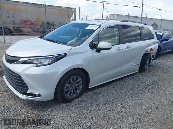 2022 Toyota Sienna XLE with VIN 5TDYRKEC6NS096521, listed as a IAAI auction lot 41882669 with 52,500 mi miles. Bid and sale history available at carsss.com. Image 20.