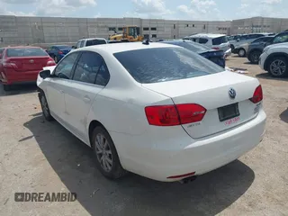 2013 Volkswagen Jetta SE с VIN 3VWDX7AJXDM365203, выставлен на аукционе IAAI как лот 42551918 с пробегом 124 946 миль миль и . История ставок и продаж доступна на DreamBid. Изображение 3.