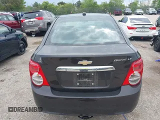 2015 Chevrolet Sonic LT z VIN 1G1JC5SH5F4158047, wystawiony jako IAAI lot #42387058 z przebiegiem 106 997 mil mil oraz . Historia ofert i sprzedaży dostępna na DreamBid. Obrazek 17.