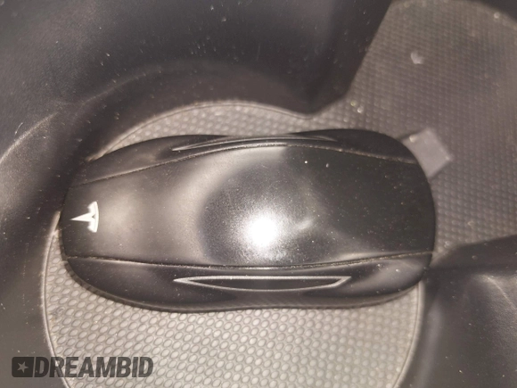 2013 Tesla Model S с VIN 5YJSA1DG7DFP26402, выставлен на аукционе IAAI как лот 42195726 с пробегом 100 890 миль миль и . История ставок и продаж доступна на DreamBid. Изображение 11.
