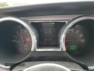 2008 Ford Mustang Deluxe z VIN 1ZVHT80N185117313, wystawiony jako Copart lot #58190045 z przebiegiem 168 101 mil mil oraz Czysty tytuł • Clean title. Historia ofert i sprzedaży dostępna na DreamBid. Obrazek 9.