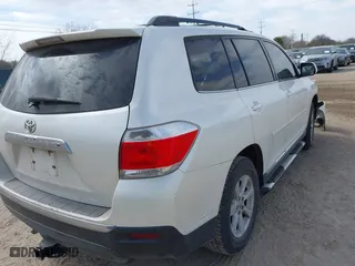 2013 Toyota Highlander with VIN 5TDZK3EH6DS096284, listed as a IAAI auction lot 41735321 with 239,697 mi miles. Bid and sale history available at carsss.com. Image 4.