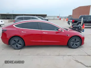 2018 Tesla Model 3 Long Range Battery z VIN 5YJ3E1EB8JF096249, wystawiony jako IAAI lot #42150031 z przebiegiem 70 981 mil mil oraz . Historia ofert i sprzedaży dostępna na DreamBid. Obrazek 13.