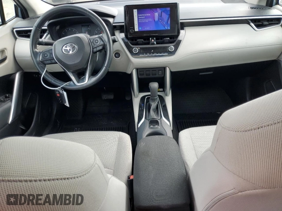 2023 Toyota Corolla Cross LE z VIN 7MUBAAAG6PV039602, wystawiony jako Copart lot #53419475 z przebiegiem 34 033 mil mil oraz Szkoda całkowita • Salvage title. Historia ofert i sprzedaży dostępna na DreamBid. Obrazek 8.