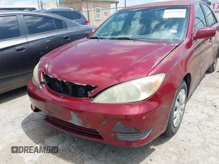 2005 Toyota Camry STD z VIN 4T1BE32K75U021742, wystawiony jako IAAI lot #42525204 z przebiegiem 235 645 mil mil oraz . Historia ofert i sprzedaży dostępna na DreamBid. Obrazek 6.