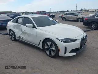 2023 BMW i4 eDrive40 z VIN WBY73AW02PFP24894, wystawiony jako IAAI lot #41097491 z przebiegiem 26 815 mil mil oraz . Historia ofert i sprzedaży dostępna na DreamBid. Obrazek 1.