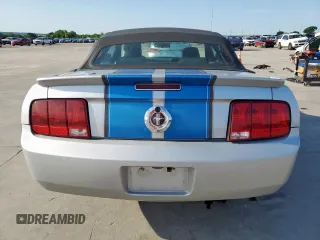 2008 Ford Mustang Deluxe z VIN 1ZVHT84NX85201463, wystawiony jako Copart lot #55823485 z przebiegiem 197 944 mil mil oraz Czysty tytuł • Clean title. Historia ofert i sprzedaży dostępna na DreamBid. Obrazek 6.