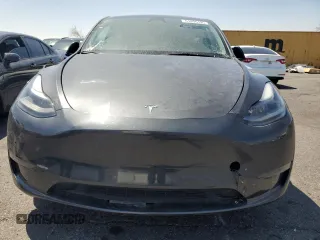2024 Tesla Model Y with VIN 7SAYGDED1RF052031, listed as a Copart auction lot 61806195 with 5,365 mi miles and Salvage title. Bid and sale history available at DreamBid. Image 5.