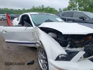 2007 Ford Mustang Shelby GT500 z VIN 1ZVHT88SX75317986, wystawiony jako IAAI lot #42310721 z przebiegiem 44 643 mil mil oraz . Historia ofert i sprzedaży dostępna na DreamBid. Obrazek 6.