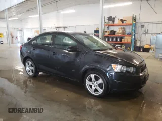 2013 Chevrolet Sonic LS z VIN 1G1JA5SH4D4160231, wystawiony jako Copart lot #56076225 z przebiegiem 128 622 mil mil oraz Czysty tytuł • Clean title. Historia ofert i sprzedaży dostępna na DreamBid. Obrazek 4.