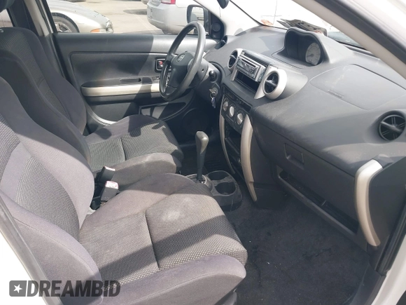 2004 Scion xA z VIN JTKKT624040068820, wystawiony jako IAAI lot #41698479 z przebiegiem 225 896 mil mil oraz . Historia ofert i sprzedaży dostępna na DreamBid. Obrazek 5.