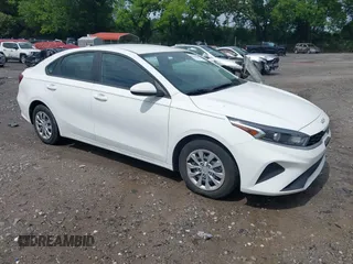 2023 Kia Forte LXS z VIN 3KPF24AD5PE677916, wystawiony jako IAAI lot #42381605 z przebiegiem 39 662 mil mil oraz . Historia ofert i sprzedaży dostępna na DreamBid. Obrazek 1.