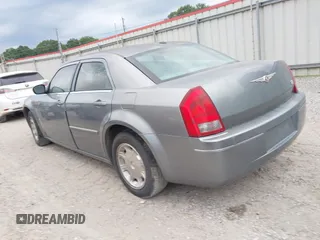 2007 Chrysler 300 Touring z VIN 2C3KA53G57H700084, wystawiony jako IAAI lot #42293480 z przebiegiem 156 839 mil mil oraz . Historia ofert i sprzedaży dostępna na DreamBid. Obrazek 3.