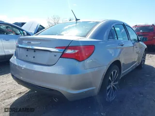 2013 Chrysler 200 Limited with VIN 1C3CCBCG9DN654761, listed as a IAAI auction lot 41961017 with 98,826 mi miles. Bid and sale history available at carsss.com. Image 4.