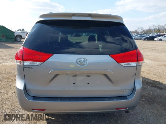 2014 Toyota Sienna LE AAS z VIN 5TDKK3DC9ES454227, wystawiony jako IAAI lot #42030131 z przebiegiem 107 392 mil mil oraz . Historia ofert i sprzedaży dostępna na DreamBid. Obrazek 16.