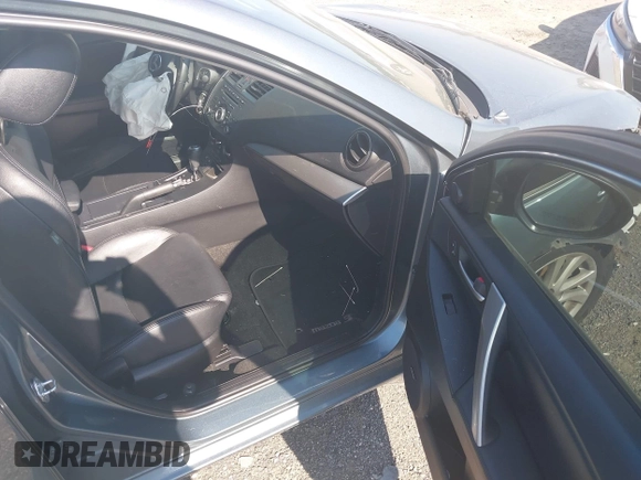 2012 Mazda 3 i Grand Touring z VIN JM1BL1M86C1635552, wystawiony jako IAAI lot #42589476 z przebiegiem 73 731 mil mil oraz . Historia ofert i sprzedaży dostępna na DreamBid. Obrazek 5.