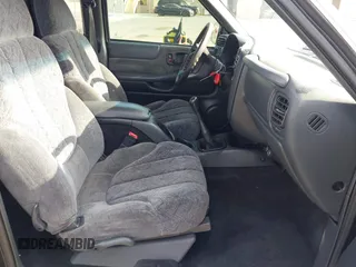 2001 GMC Sonoma SLS w/1SH Pkg with VIN 1GTDT19W018197275, listed as a IAAI auction lot 41604084 with 157,102 mi miles. Bid and sale history available at carsss.com. Image 5.