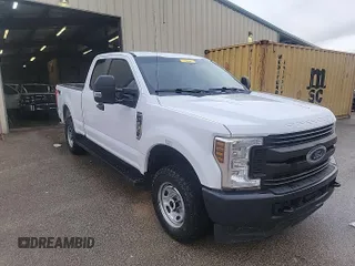 2019 Ford F-250 XL z VIN 1FT7X2B68KED71257, wystawiony jako IAAI lot #42501111 z przebiegiem 156 245 mil mil oraz . Historia ofert i sprzedaży dostępna na DreamBid. Obrazek 1.