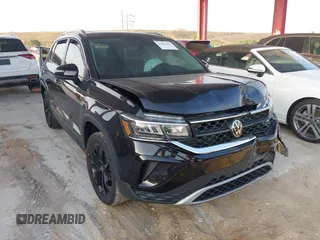 2024 Volkswagen Taos SE z VIN 3VVEX7B28RM126837, wystawiony jako IAAI lot #41864314 z przebiegiem 1 998 mil mil oraz . Historia ofert i sprzedaży dostępna na DreamBid. Obrazek 1.