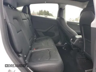 2025 Tesla Model Y Long Range z VIN 7SAYGDEE4SA357731, wystawiony jako Copart lot #44438785 z przebiegiem 1877 mil mil oraz Szkoda całkowita • Salvage title. Historia ofert i sprzedaży dostępna na DreamBid. Obrazek 11.