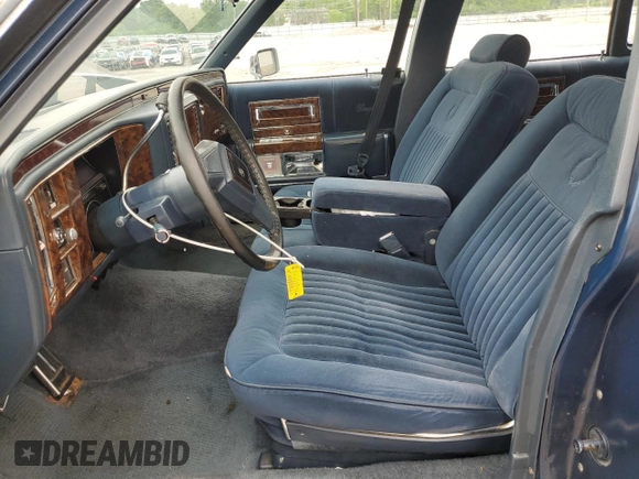 1990 Cadillac Brougham z VIN 1G6DW54Y9LR710711, wystawiony jako Copart lot #57469165 z przebiegiem Nie podano mil oraz Nie do naprawy • Non repairable. Historia ofert i sprzedaży dostępna na DreamBid. Obrazek 7.