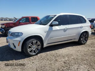 2013 BMW X5 xDrive50i z VIN 5UXZV8C52D0C16129, wystawiony jako Copart lot #47967905 z przebiegiem 111 011 mil mil oraz Szkoda całkowita • Salvage title. Historia ofert i sprzedaży dostępna na DreamBid. Obrazek 1.
