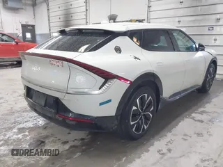 2022 Kia EV6 Wind z VIN KNDC3DLC5N5088331, wystawiony jako IAAI lot #41683097 z przebiegiem 37 380 mil mil oraz . Historia ofert i sprzedaży dostępna na DreamBid. Obrazek 4.