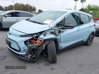 2023 Chevrolet Bolt EV 2LT z VIN 1G1FX6S01P4153634, wystawiony jako IAAI lot #42093390 z przebiegiem 8063 mil mil oraz . Historia ofert i sprzedaży dostępna na DreamBid. Obrazek 2.