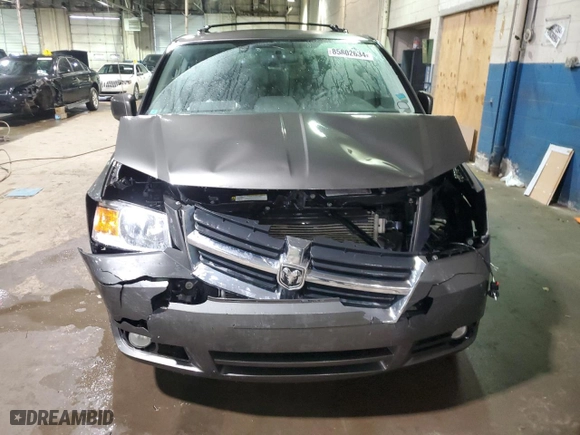 2010 Dodge Grand Caravan SXT with VIN 2D4RN5DX4AR403132, listed as a Copart auction lot 85802634 with 135,094 mi miles and Clean Title. Bid and sale history available at carsss.com. Image 5.