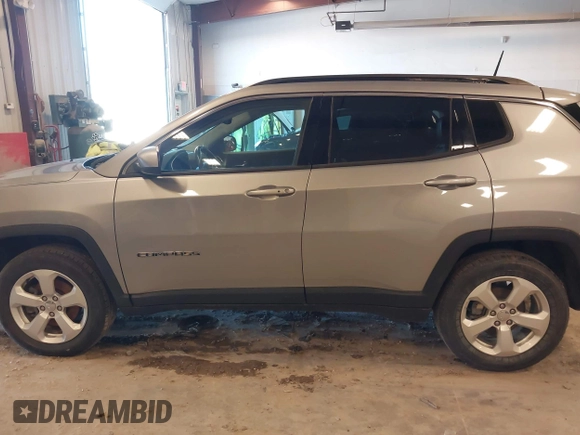 2018 Jeep Compass Latitude z VIN 3C4NJDBBXJT403674, wystawiony jako IAAI lot #42015795 z przebiegiem 86 329 mil mil oraz . Historia ofert i sprzedaży dostępna na DreamBid. Obrazek 14.