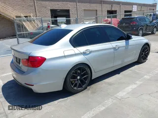 2013 BMW 3 Series 328i z VIN WBA3C1C58DF438492, wystawiony jako IAAI lot #42227575 z przebiegiem 110 497 mil mil oraz . Historia ofert i sprzedaży dostępna na DreamBid. Obrazek 4.