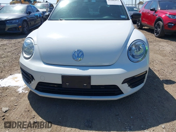 2018 Volkswagen Beetle S z VIN 3VWFD7AT4JM715004, wystawiony jako IAAI lot #41986453 z przebiegiem 76 130 mil mil oraz . Historia ofert i sprzedaży dostępna na DreamBid. Obrazek 12.