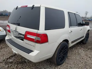 2007 Lincoln Navigator z VIN 5LMFU28567LJ13270, wystawiony jako IAAI lot #41537706 z przebiegiem 206 707 mil mil oraz . Historia ofert i sprzedaży dostępna na DreamBid. Obrazek 4.