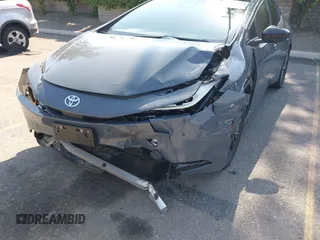 2023 Toyota Prius LE z VIN JTDADABU6P3001399, wystawiony jako IAAI lot #42137395 z przebiegiem 37 716 mil mil oraz . Historia ofert i sprzedaży dostępna na DreamBid. Obrazek 6.