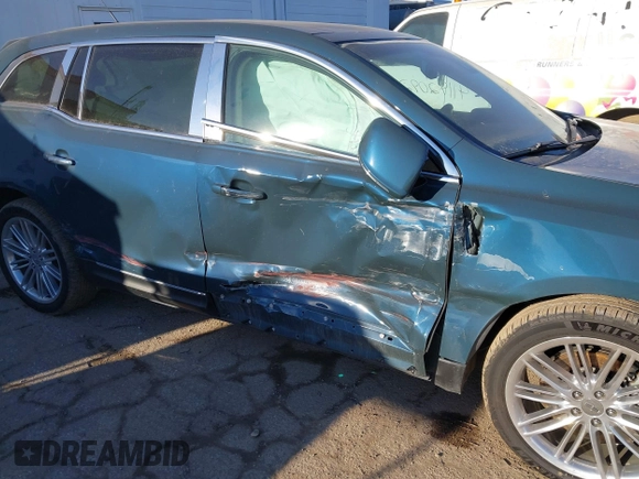 2016 Lincoln MKT EcoBoost z VIN 2LMHJ5AT4GBL02910, wystawiony jako IAAI lot #41192092 z przebiegiem 76 999 mil mil oraz . Historia ofert i sprzedaży dostępna na DreamBid. Obrazek 6.