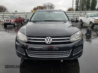 2014 Volkswagen Touareg Lux z VIN WVGEF9BP8ED011360, wystawiony jako Copart lot #51774435 z przebiegiem 101 215 mil mil oraz Szkody całkowita. Historia ofert i sprzedaży dostępna na DreamBid. Obrazek 5.