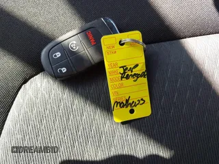2021 Jeep Renegade Latitude z VIN ZACNJDBB1MPM77865, wystawiony jako IAAI lot #41743614 z przebiegiem 51 223 mil mil oraz . Historia ofert i sprzedaży dostępna na DreamBid. Obrazek 11.