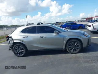 2022 Lexus UX 200 F Sport z VIN JTHE3JBH9N2048306, wystawiony jako IAAI lot #42516590 z przebiegiem 73 139 mil mil oraz . Historia ofert i sprzedaży dostępna na DreamBid. Obrazek 14.