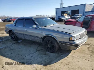 1989 Oldsmobile Cutlass z VIN 1G3AJ51W1KG334940, wystawiony jako Copart lot #42258445 z przebiegiem 97 318 mil mil oraz Szkody całkowita. Historia ofert i sprzedaży dostępna na DreamBid. Obrazek 4.