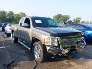 2013 Chevrolet Silverado 1500 LT with VIN 1GCRKSE76DZ139201, listed as a IAAI auction lot 40286500 with 214,270 mi miles. Bid and sale history available at carsss.com. Image 1.