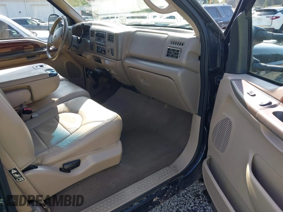 2000 Ford Super Duty F-250 XL with VIN 1FTNX21S5YEC82650, listed as a IAAI auction lot 42105861 with 155,878 mi miles. Bid and sale history available at carsss.com. Image 5.