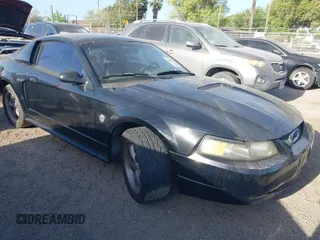 2004 Ford Mustang GT Deluxe z VIN 1FAFP42X04F150352, wystawiony jako IAAI lot #41809422 z przebiegiem 254 566 mil mil oraz . Historia ofert i sprzedaży dostępna na DreamBid. Obrazek 1.