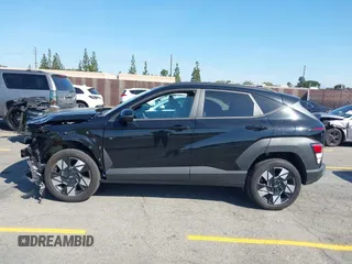 2024 Hyundai Kona SEL z VIN KM8HCCAB6RU059406, wystawiony jako IAAI lot #41969790 z przebiegiem 13 353 mil mil oraz . Historia ofert i sprzedaży dostępna na DreamBid. Obrazek 14.