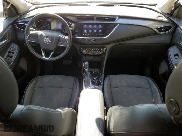 2020 Buick Encore GX Select z VIN KL4MMDSL2LB096513, wystawiony jako Copart lot #50428735 z przebiegiem 58 101 mil mil oraz Czysty tytuł • Clean title. Historia ofert i sprzedaży dostępna na DreamBid. Obrazek 8.