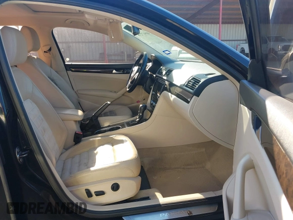 2014 Volkswagen Passat SEL Premium with VIN 1VWCS7A39EC080409, listed as a IAAI auction lot 40917278 with 140,783 mi miles. Bid and sale history available at carsss.com. Image 5.