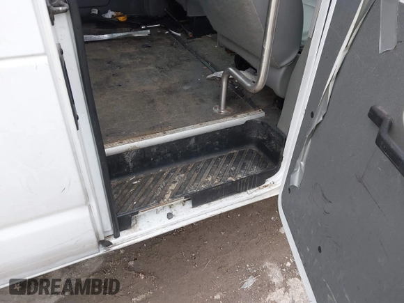2014 Ford Econoline Cargo Commercial z VIN 1FTNE2EW9EDA50895, wystawiony jako IAAI lot #41498409 z przebiegiem 825 256 mil mil oraz . Historia ofert i sprzedaży dostępna na DreamBid. Obrazek 8.