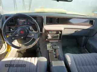 1987 Chevrolet Monte Carlo z VIN 1G1GZ11G1HP127793, wystawiony jako Copart lot #75700654 z przebiegiem 99 478 mil mil oraz Szkody całkowita. Historia ofert i sprzedaży dostępna na DreamBid. Obrazek 8.