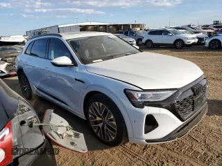 2024 Audi Q8 e-tron Premium Plus z VIN WA15AAGEXRB042875, wystawiony jako Copart lot #73211474 z przebiegiem 5 674 mil mil oraz Szkoda całkowita • Salvage title. Historia ofert i sprzedaży dostępna na DreamBid. Obrazek 4.